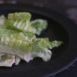 Салатные листья в соусе “Цезарь” — топпинг для пиццы