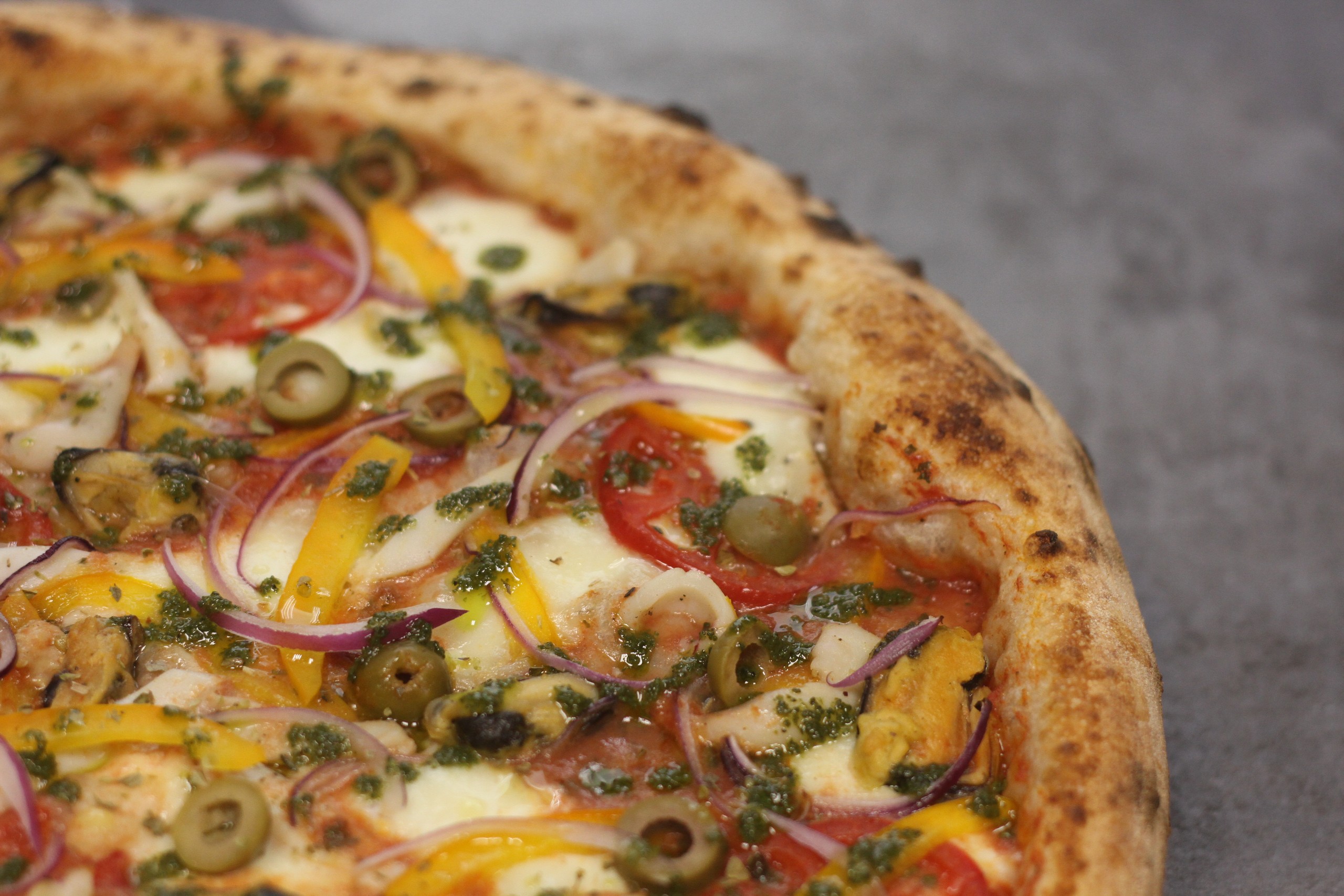Классический рецепт неаполитанской пиццы. Средиземноморская пицца. Пицца средиземная. Неаполитанская пицца. Неаполитанская пиццерия.
